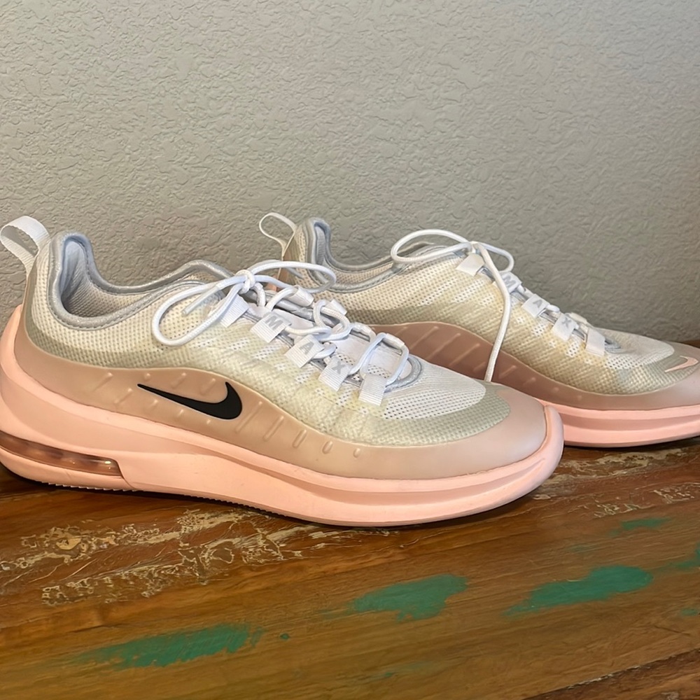 Size 9 Nike Air Shoes